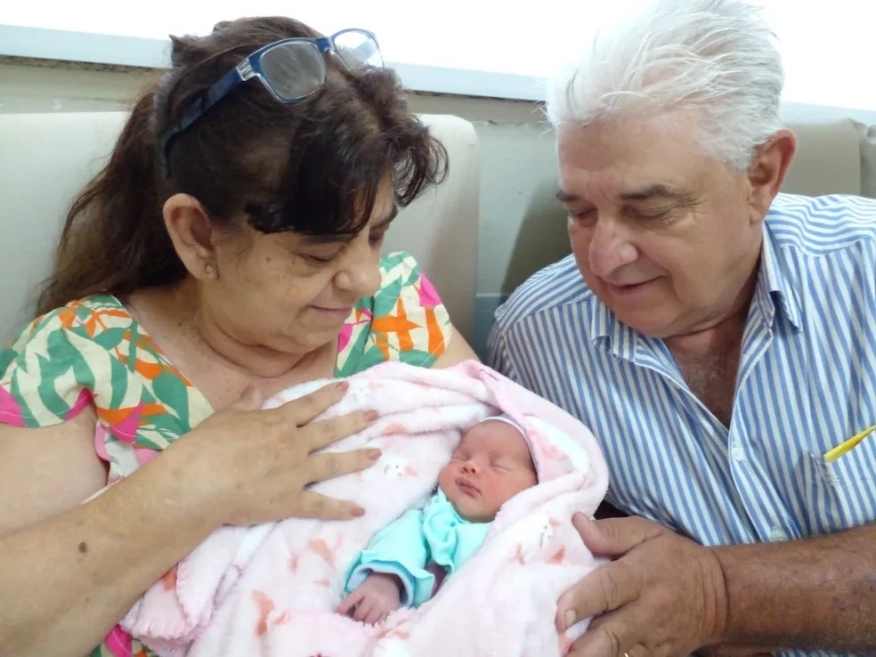 Mulher de 60 anos dá à luz e realiza sonho de ter segunda filha: 'nos chamaram de loucos' 