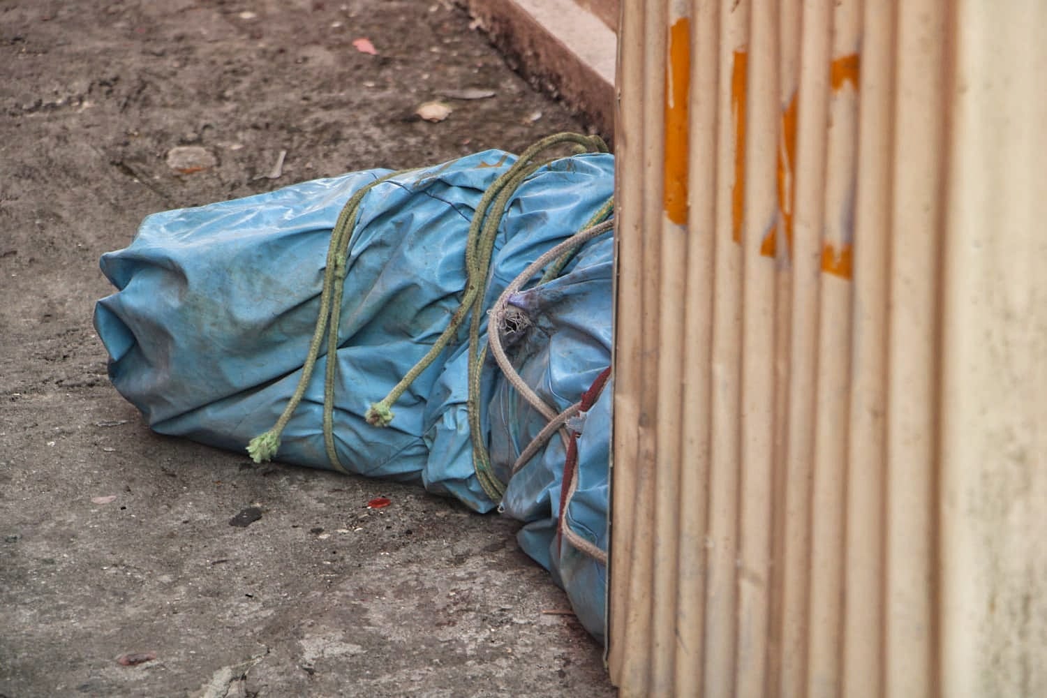 Enrolado em lona, corpo de homem é encontrado na frente de vila em Manaus 