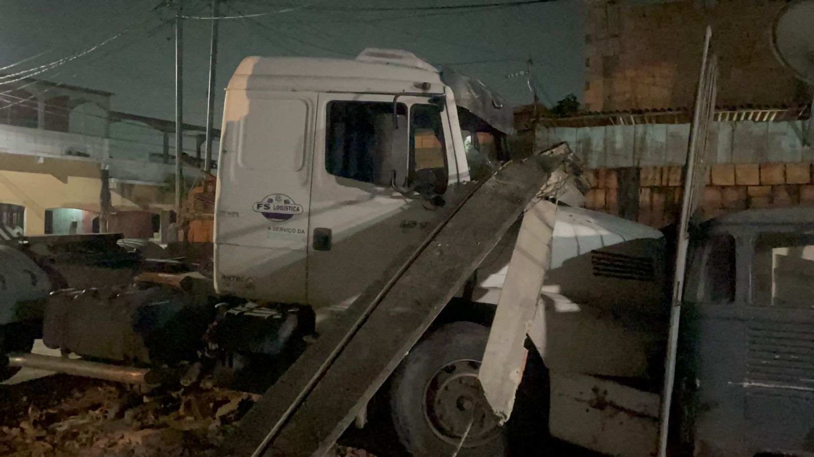 Após bebedeira, motorista tenta estacionar caminhão e destrói casa em Manaus; vídeo