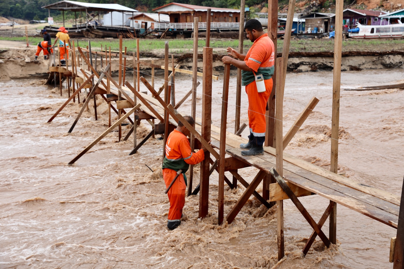 Ponte arrastada por enxurrada de lixo é reconstruída em Manaus 