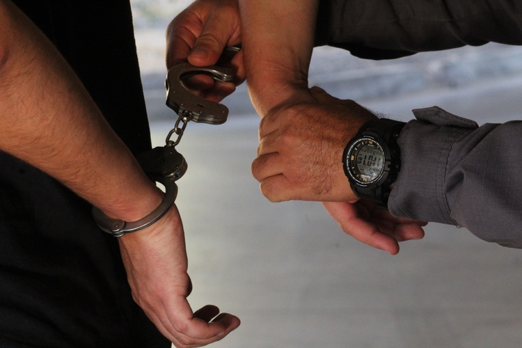 Homem é preso por estuprar e filmar abusos contra irmãos de 12 anos em Manaus