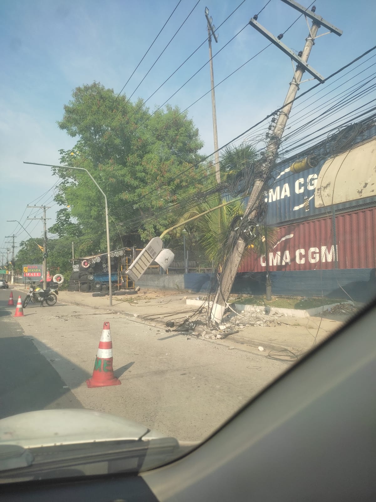Carro bate em poste durante acidente e estrutura fica pendurada por fios em Manaus