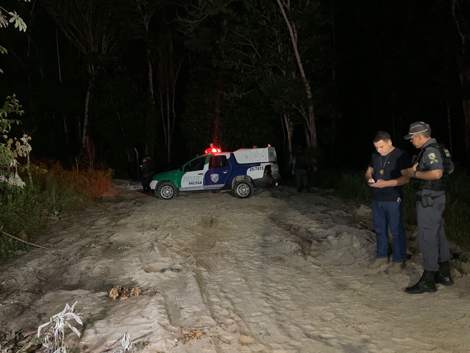 Dupla é levada em carro para morrer no Tarumã, em Manaus