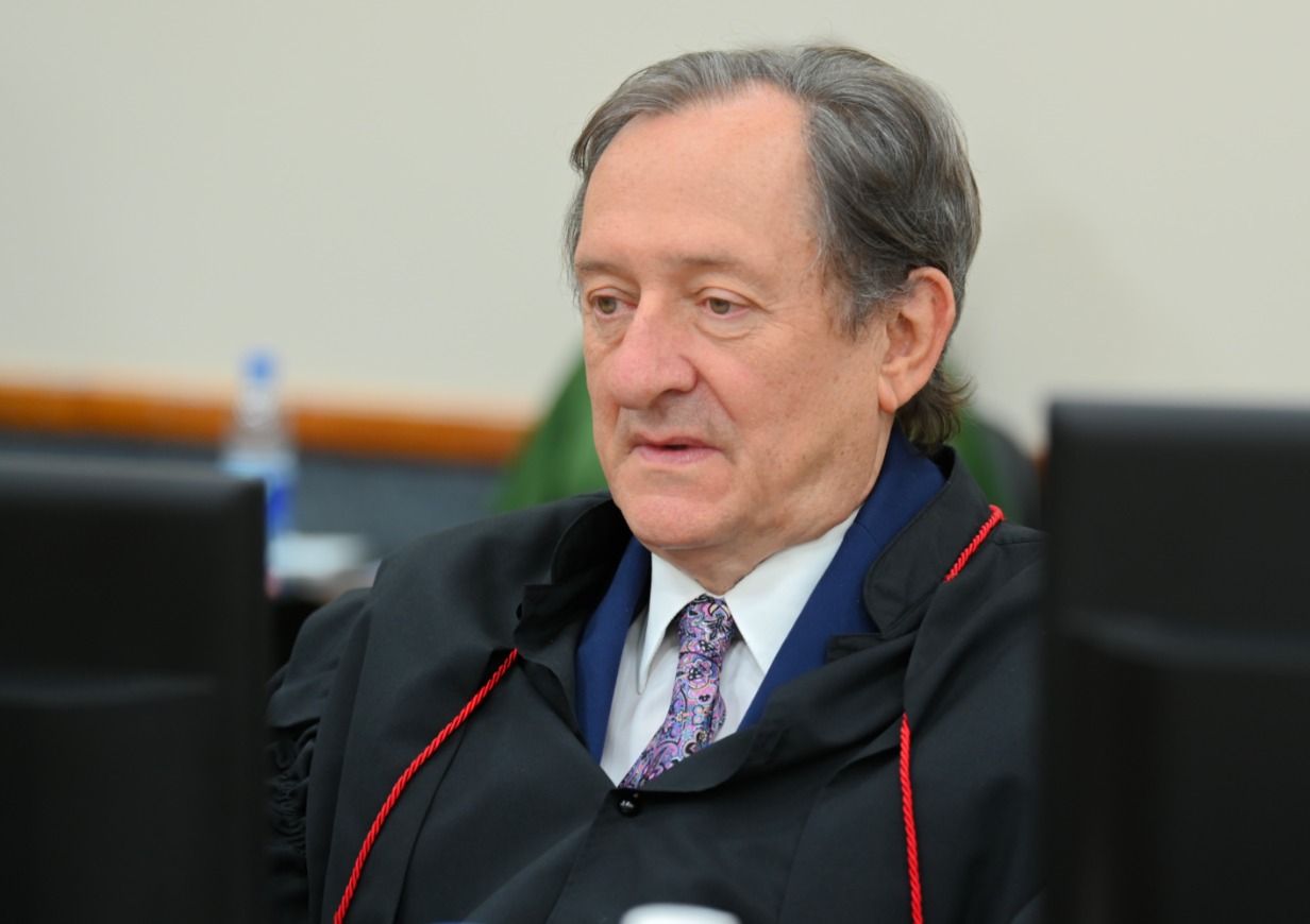 Desembargador manda Pleno do TCE-AM julgar pedido de afastamento de Ari Moutinho