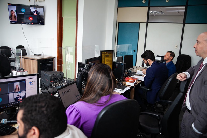 Começa audiência de instrução de policial e esposa que agrediram babá e advogado em Manaus