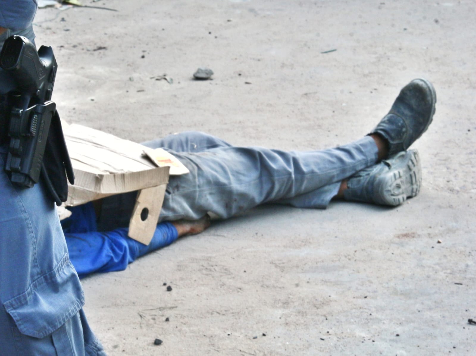 Homem é perseguido, espancado e morto a tiros na frente de borracharia em Manaus