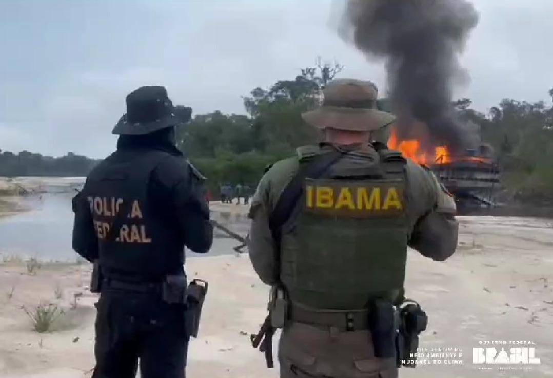 PF e Ibama destroem 26 dragas de garimpo ilegal no Vale do Javari