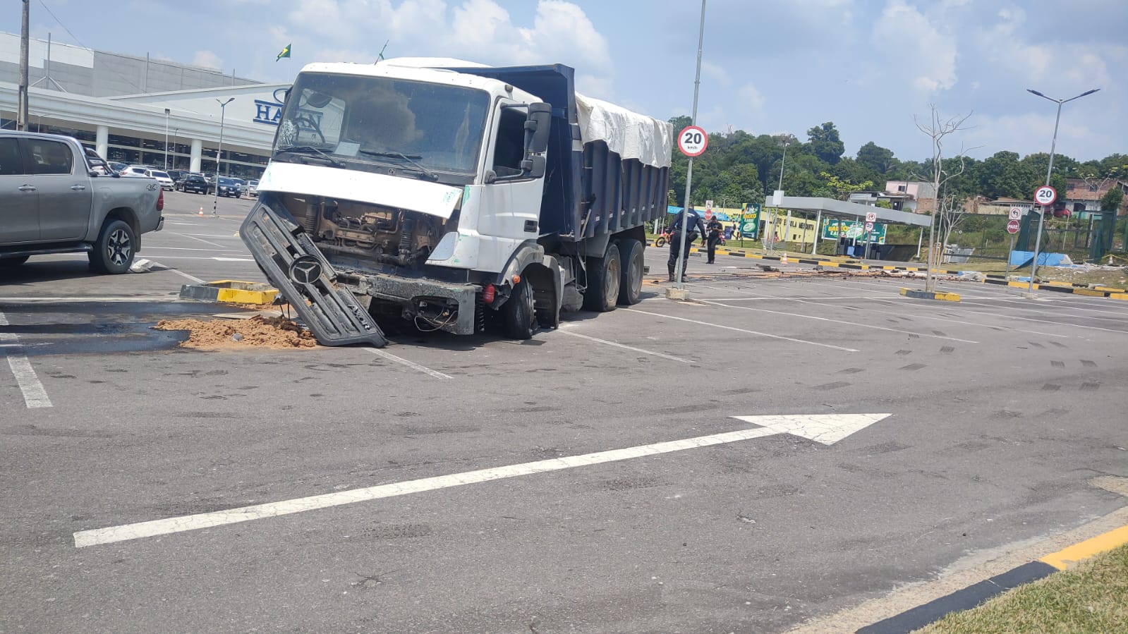 Caçamba desgovernada invade estacionamento de shopping em Manaus