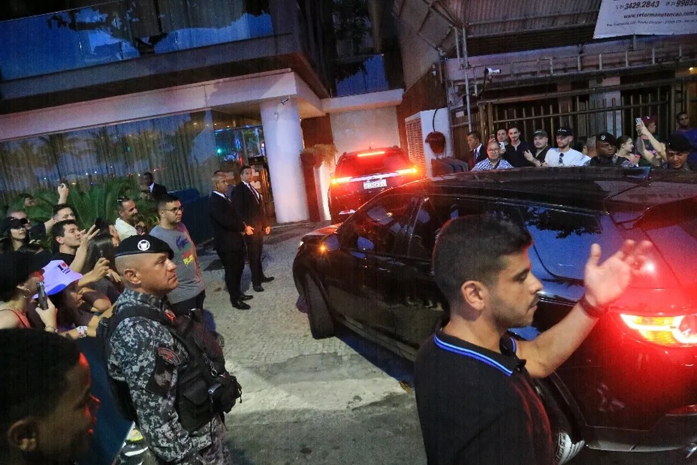 Taylor Swift chega a hotel no Rio com escolta após adiamento de show