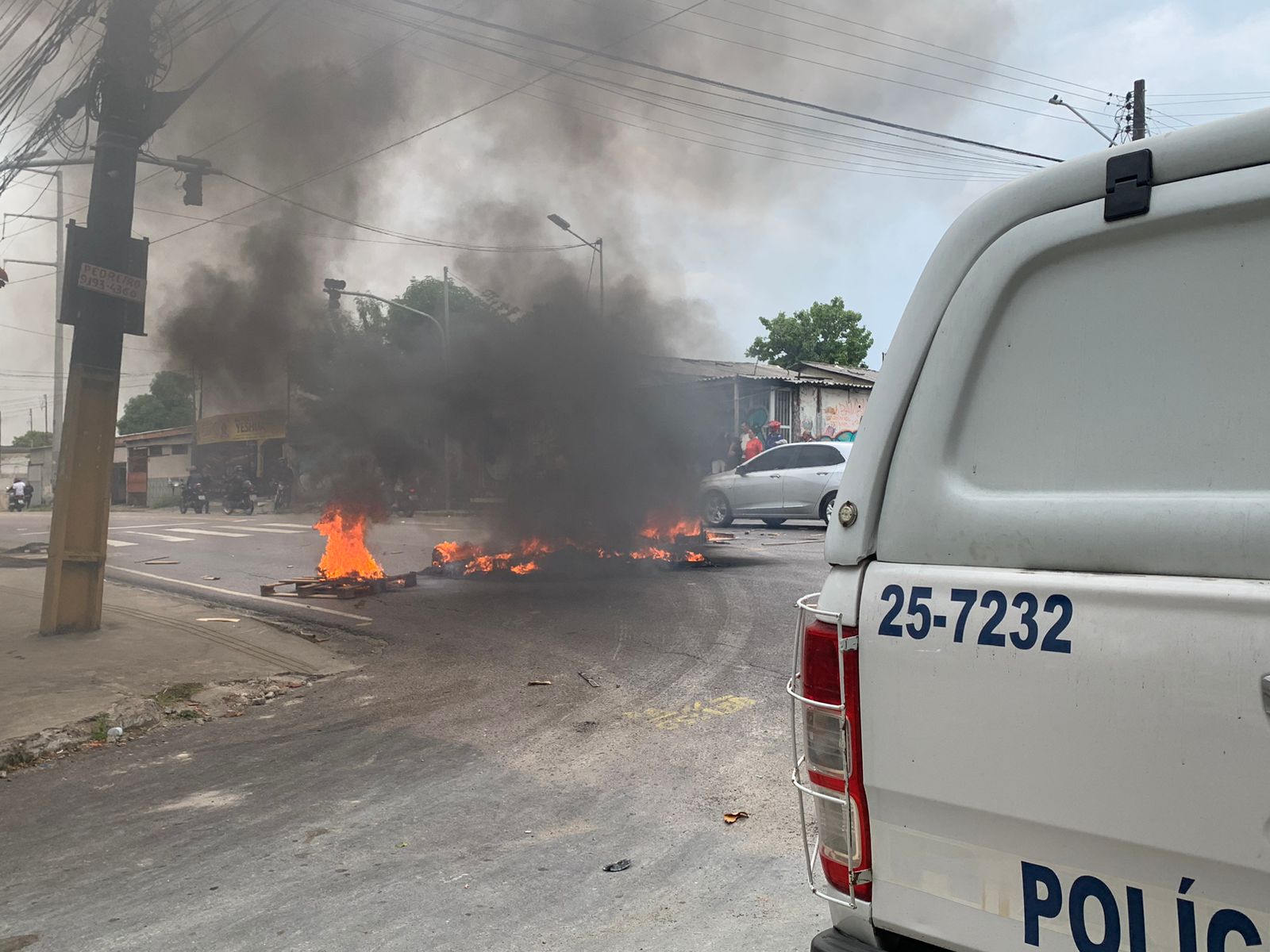 Familiares de jovem encontrado morto em matagal protestam contra PM em Manaus