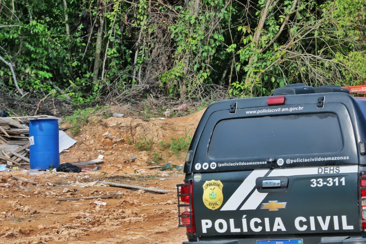 Nua, mulher é encontrada morta dentro de camburão em ramal de Manaus