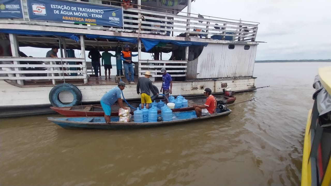 Ribeirinhos afetados pela seca ganham sistema móvel de água potável no Amazonas