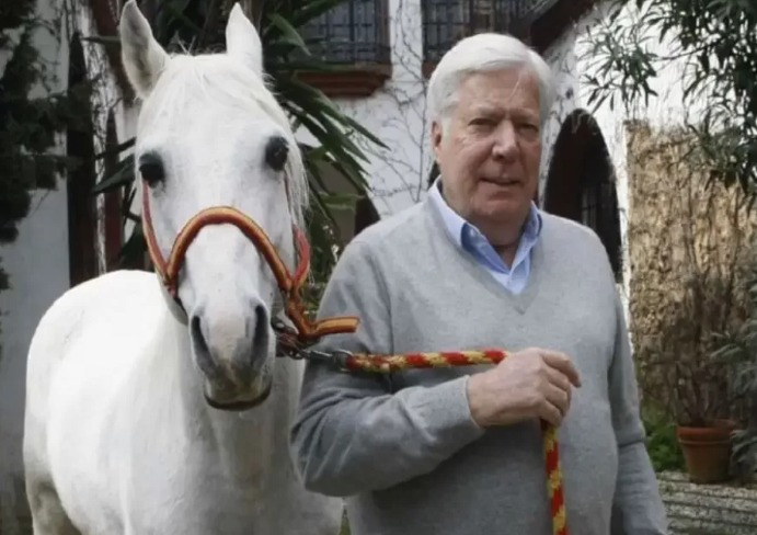 Solteiro e sem filhos, herdeiro da Hermés quer deixar fortuna bilionária para jardineiro