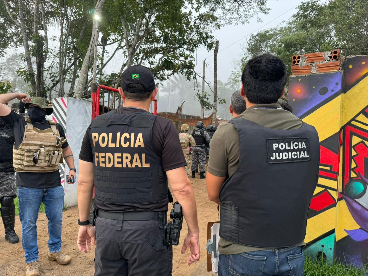 Comunidade construída em área invadida é desfeita durante operação em Manaus