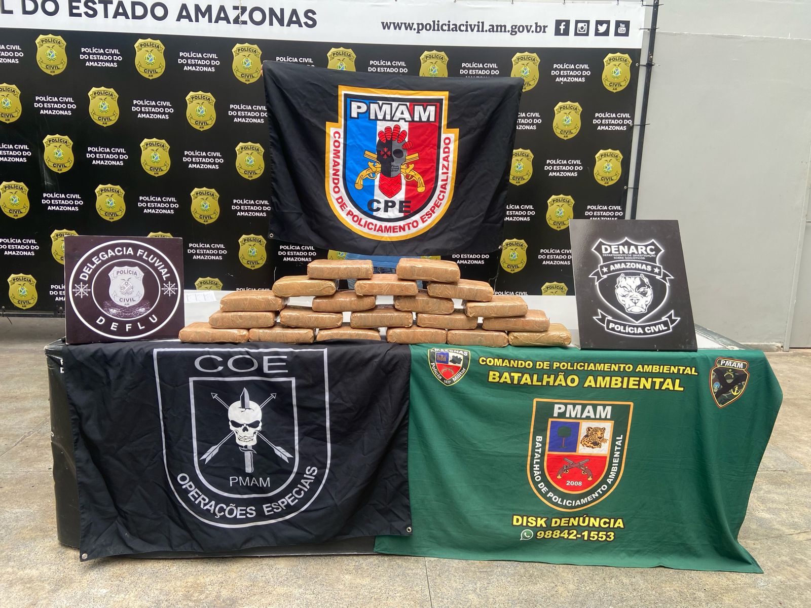 Polícia apreende maconha avaliada em R$ 400 mil escondida em canoa na Manaus Moderna