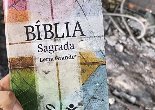 Restaurante Tropeiro posta foto de bíblia intacta após incêndio em Manaus