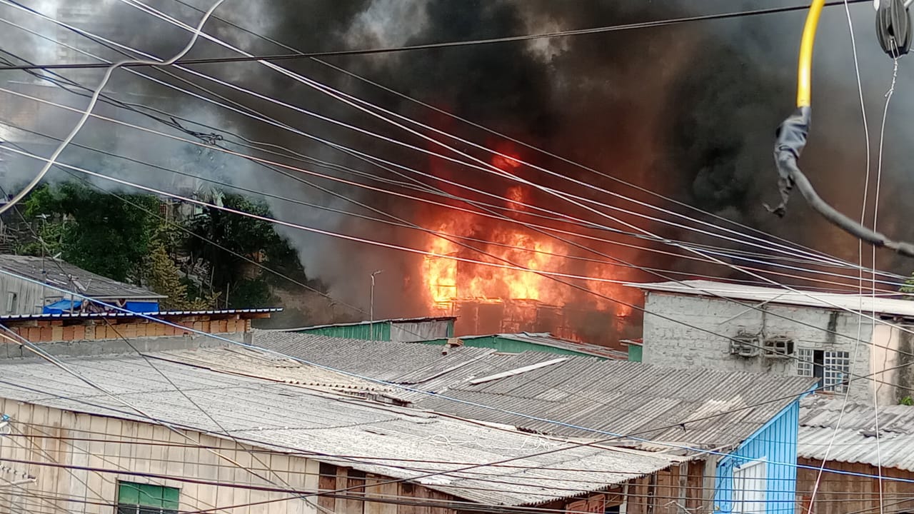 Panela esquecida em fogão ou curto-circuito podem ter causado incêndio em Manaus