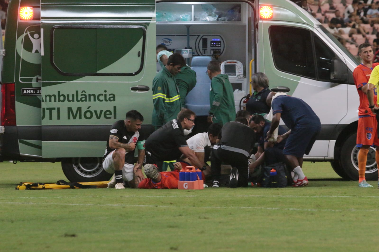 Bruno Lima, do Audax, fratura a perna em partida contra o Vasco na Arena da Amazônia