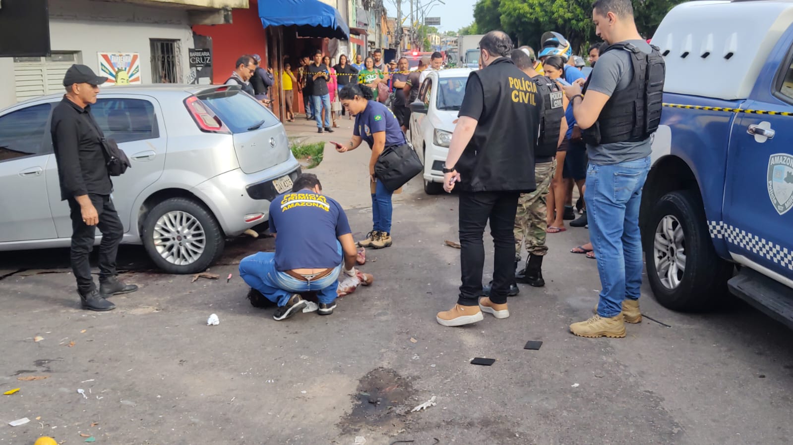 Homem achado morto debaixo de carro foi linchado após tentativa de assalto em Manaus