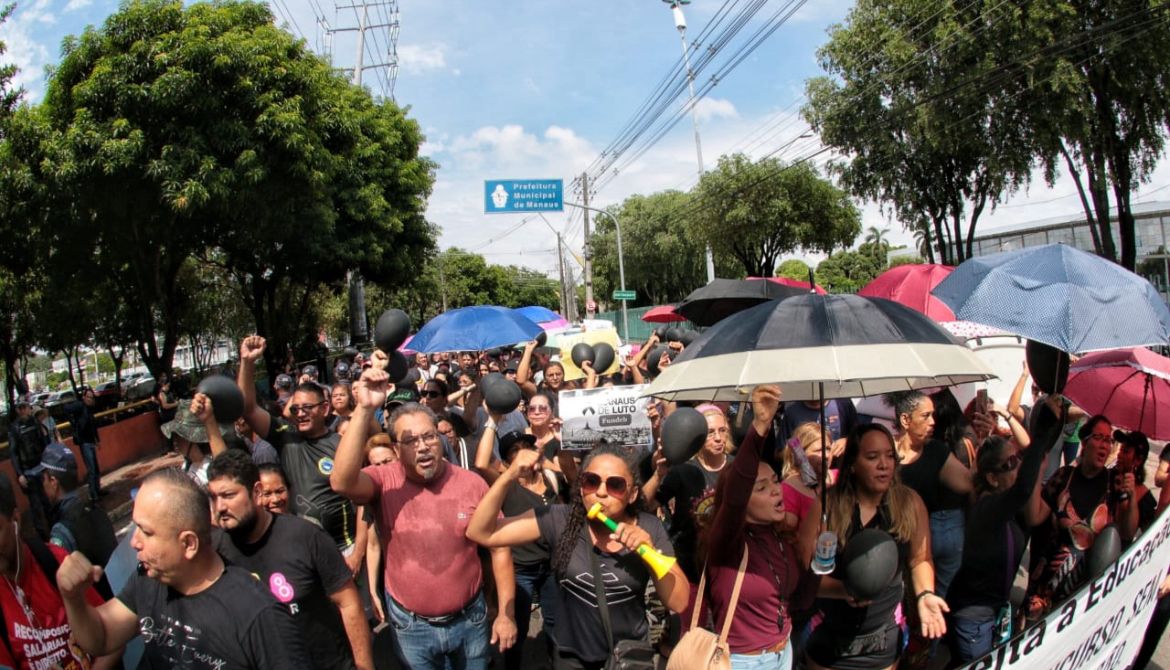 Profissionais da educação fazem protesto para cobrar pagamento do Fundeb em Manaus