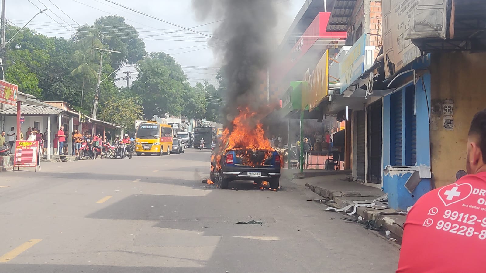 Carro é incendiado após briga que terminou com homem morto a tiros em Manaus