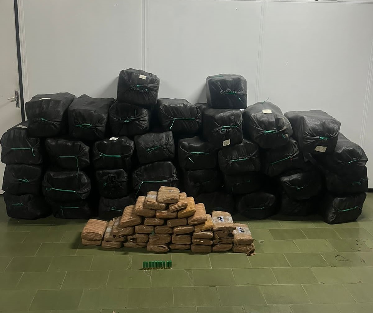 Criminosos abandonam embarcação com 750 kg de drogas após perseguição no Amazonas