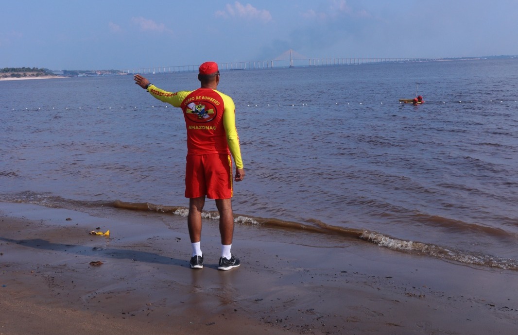 Praia da Ponta Negra volta a ser liberada para banho