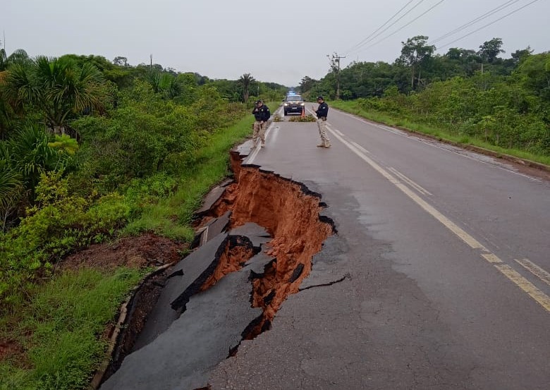 Trecho da BR-174 cede e rodovia é interditada no Amazonas