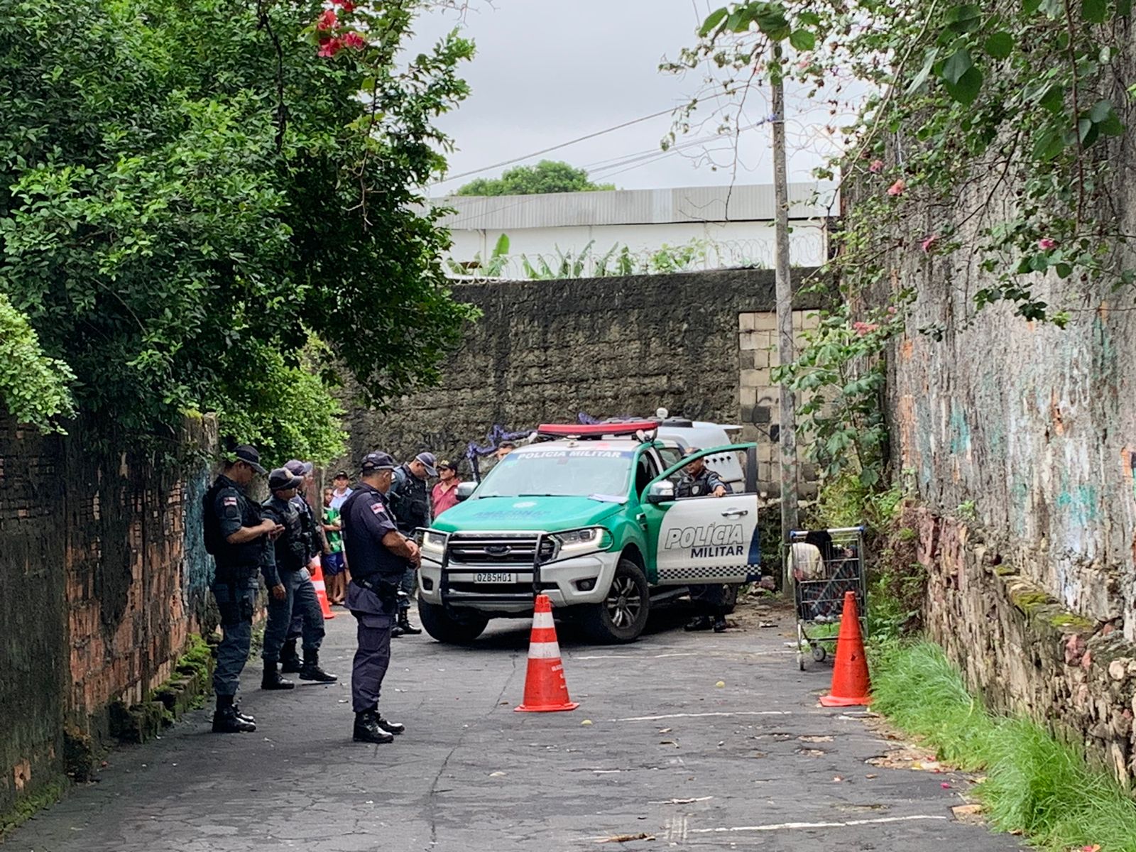 Homem assassinado a facadas é encontrado em carrinho de supermercado em Manaus