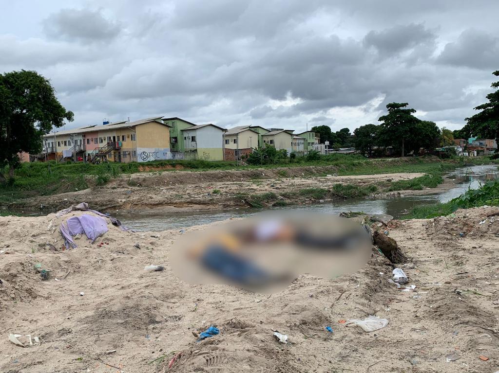 Facção executa dois homens às margens de igarapé em Manaus