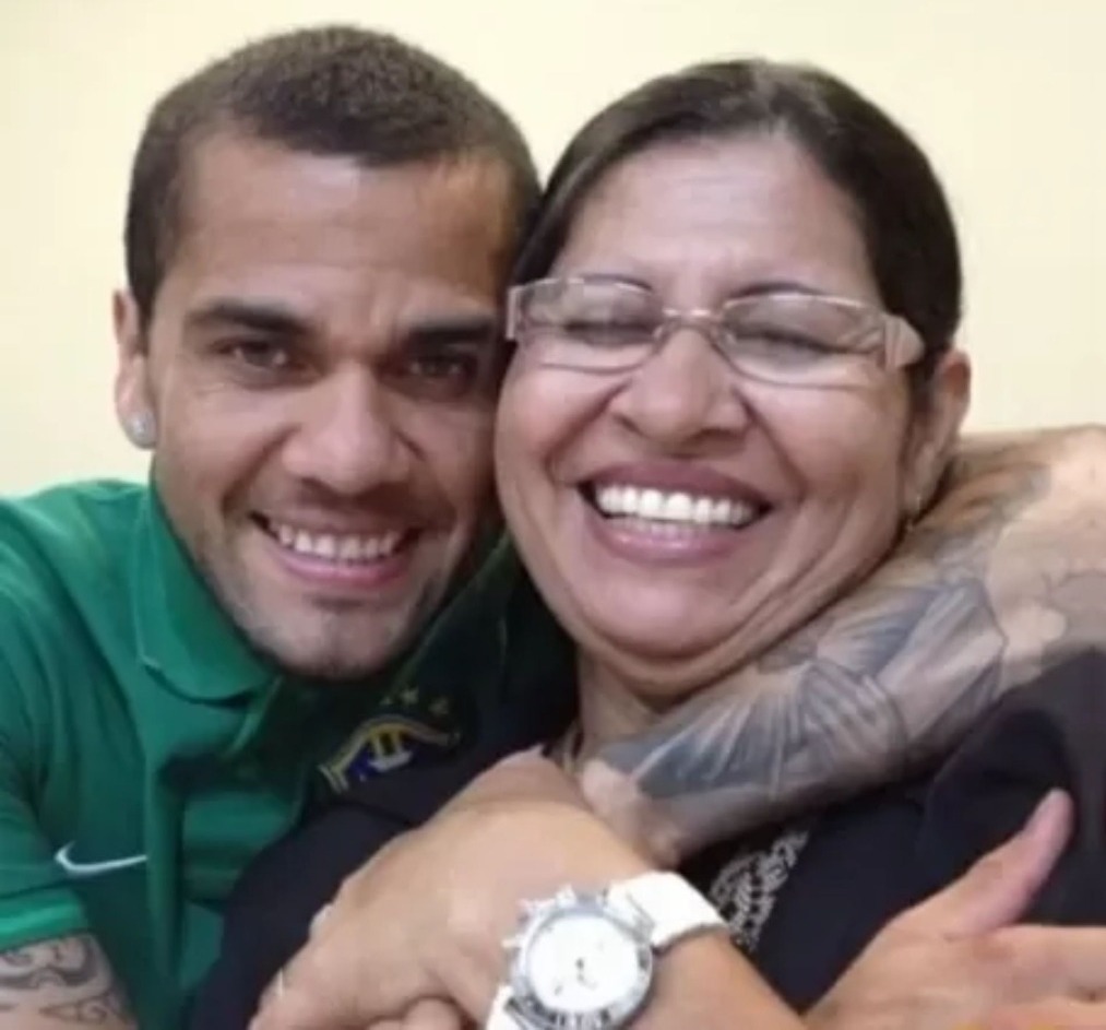 Mãe e amigos de Daniel Alves são processados por mulher que acusa jogador de estupro