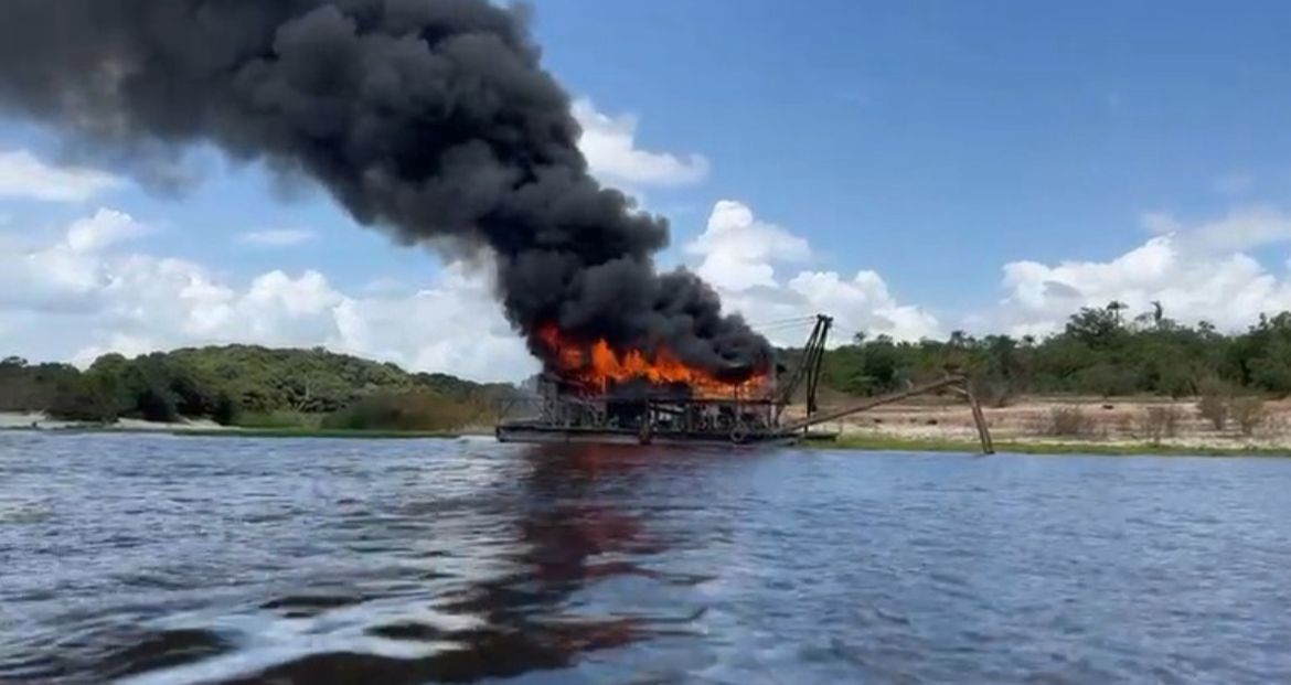 Polícia destrói balsa usada em garimpo ilegal no lago do Tarumã, no Amazonas