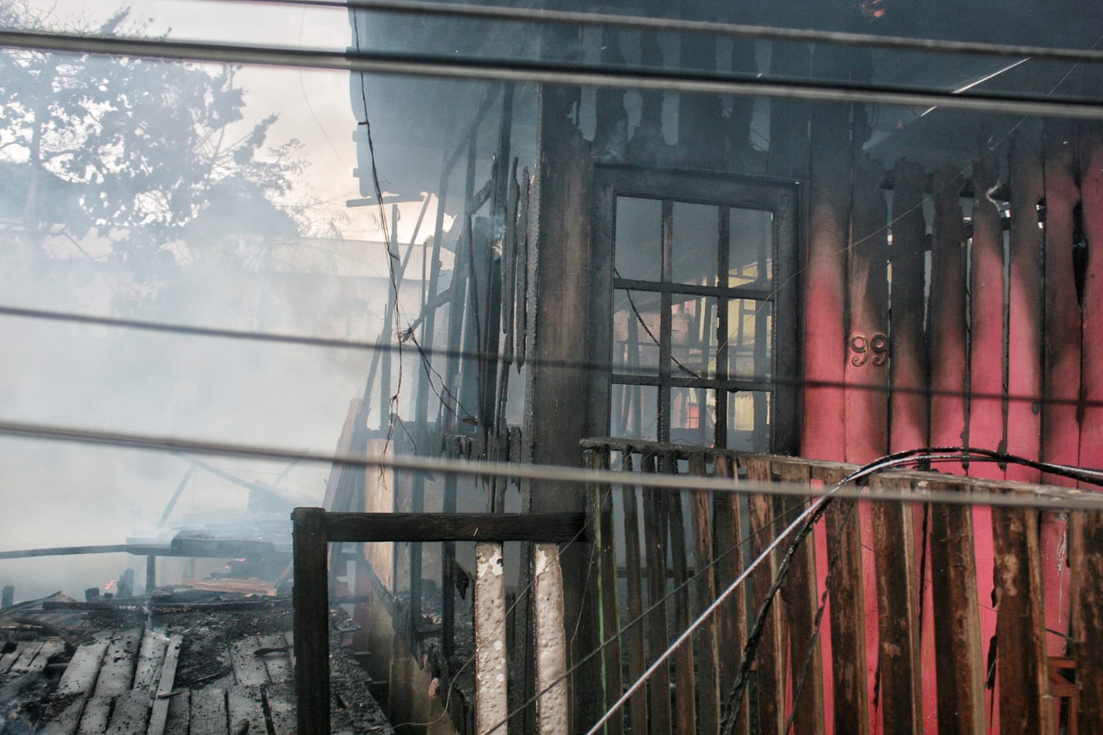 Moradora fala sobre incêndio que destruiu casas em Manaus; 'Deu um curto-circuito'
