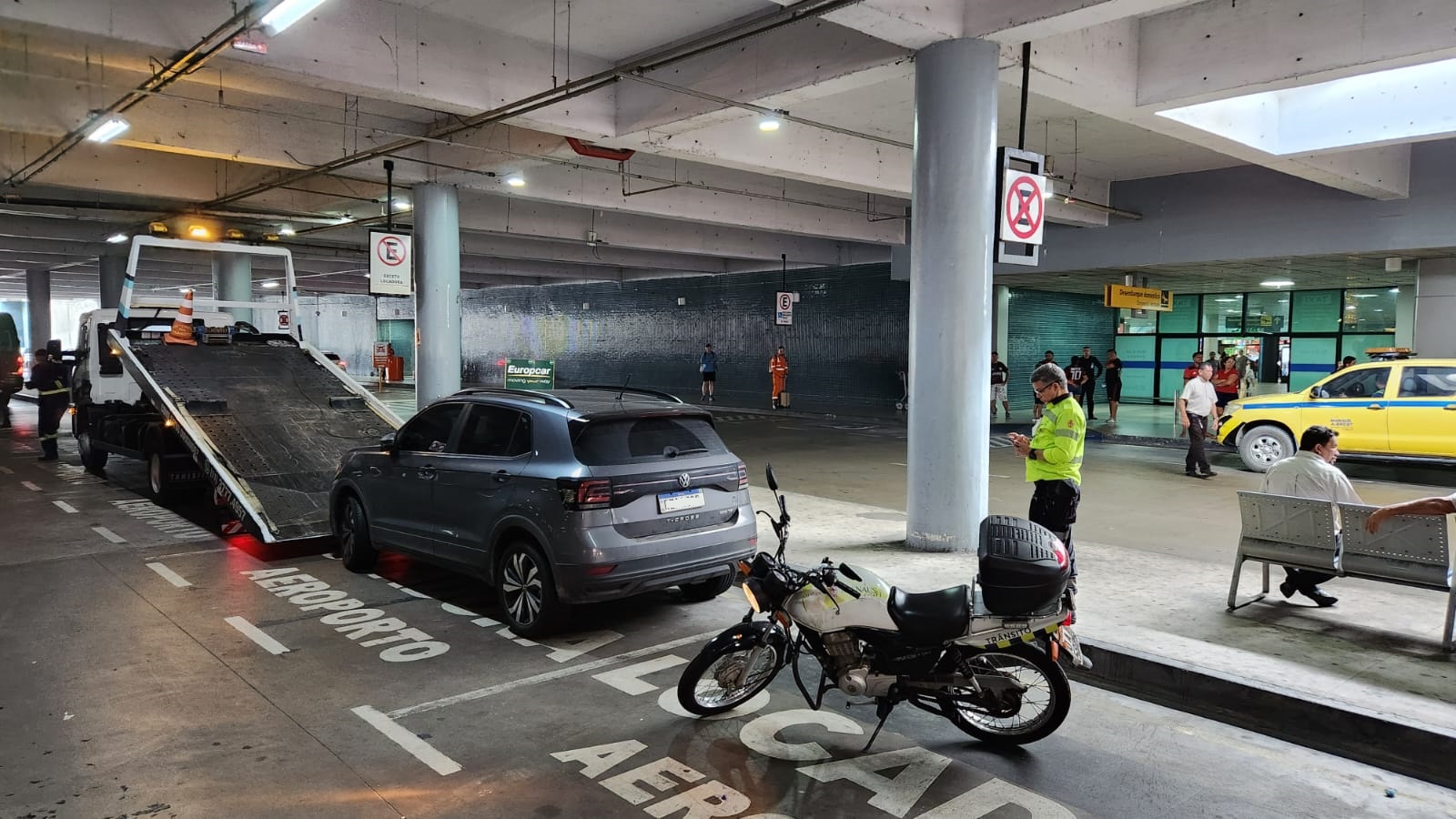 Fiscalização remove carros estacionados em local proibido em aeroporto de Manaus