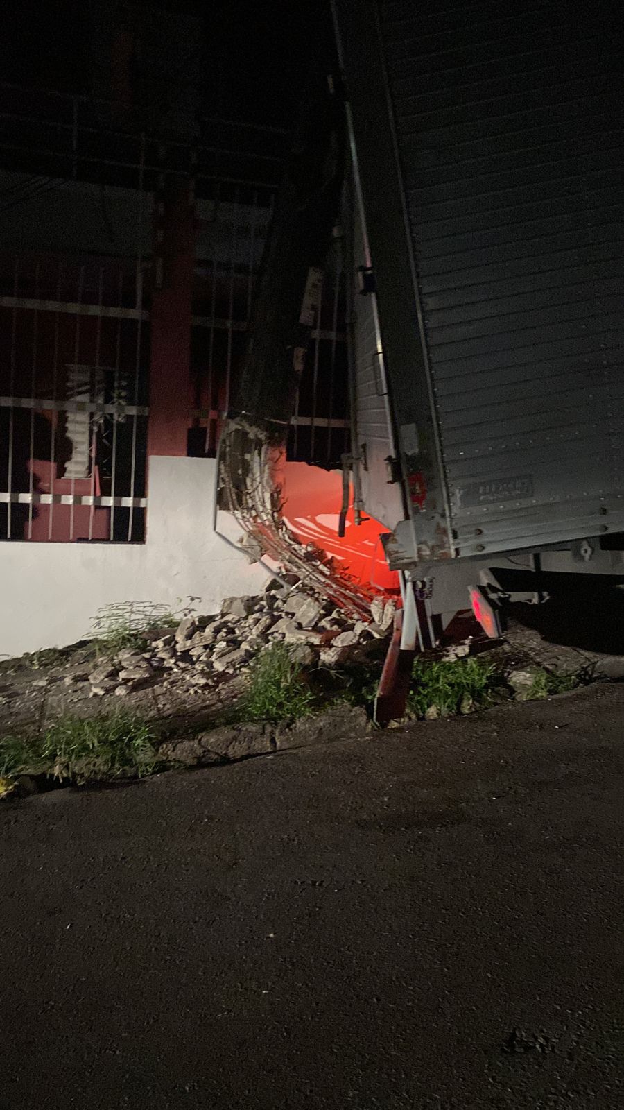 Caminhão falha ao tentar subir ladeira e arrasta poste em acidente em Manaus