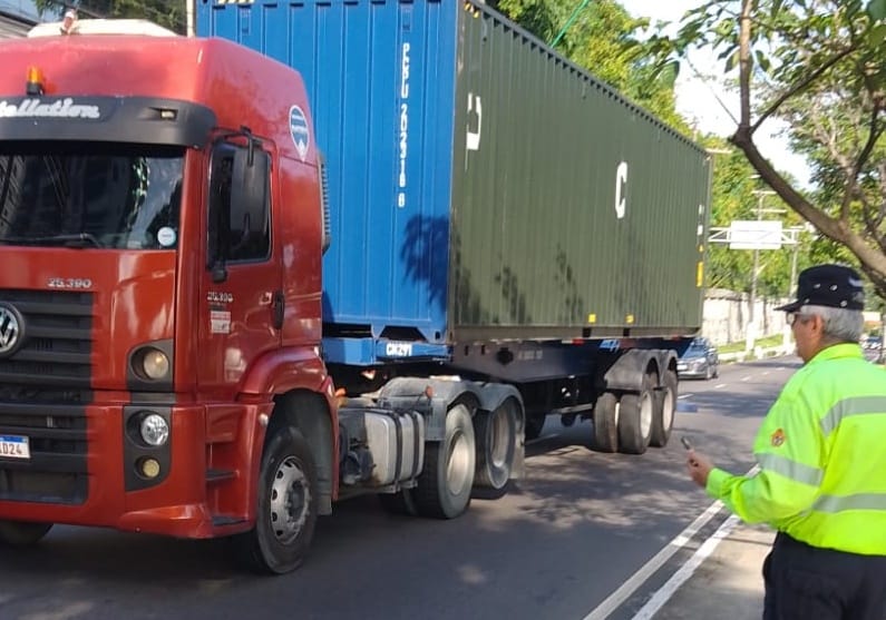 Dezenas de motoristas são multados na Avenida Ephigênio Salles