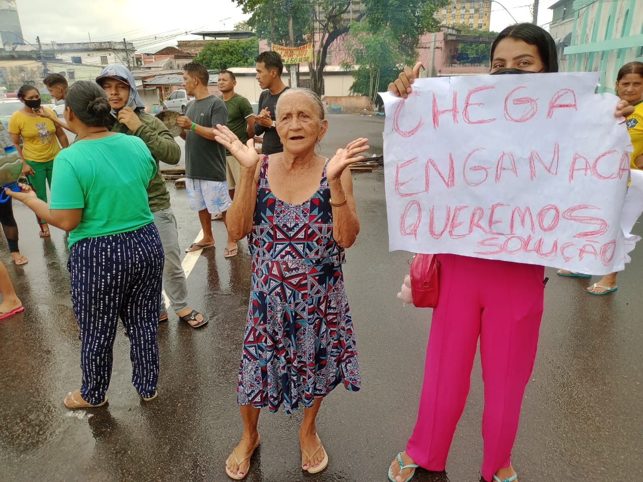 Moradores de casas destruídas em incêndio na Aparecida fazem manifestação