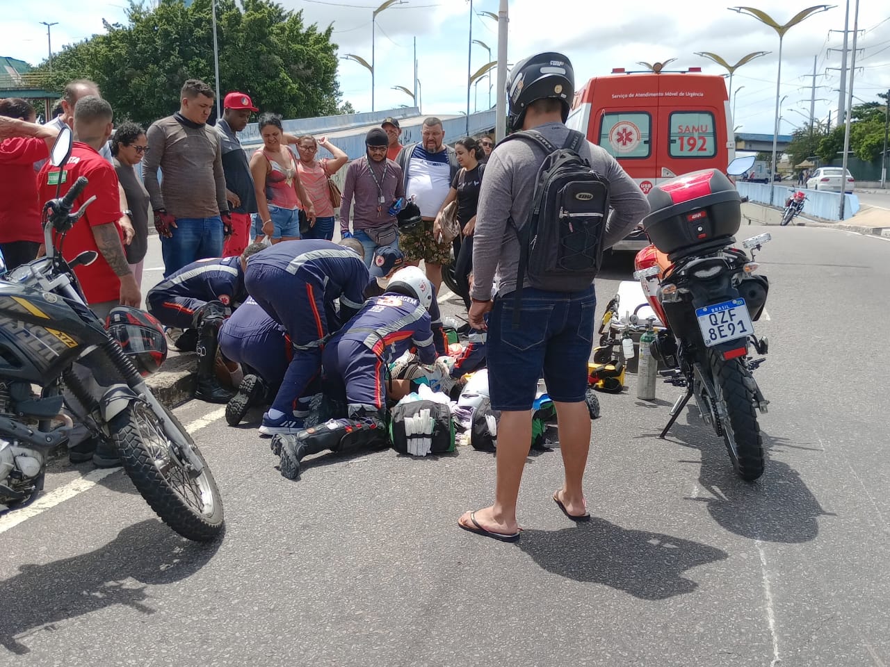 Idosa é atropelada por moto ao tentar atravessar a avenida Grande Circular
