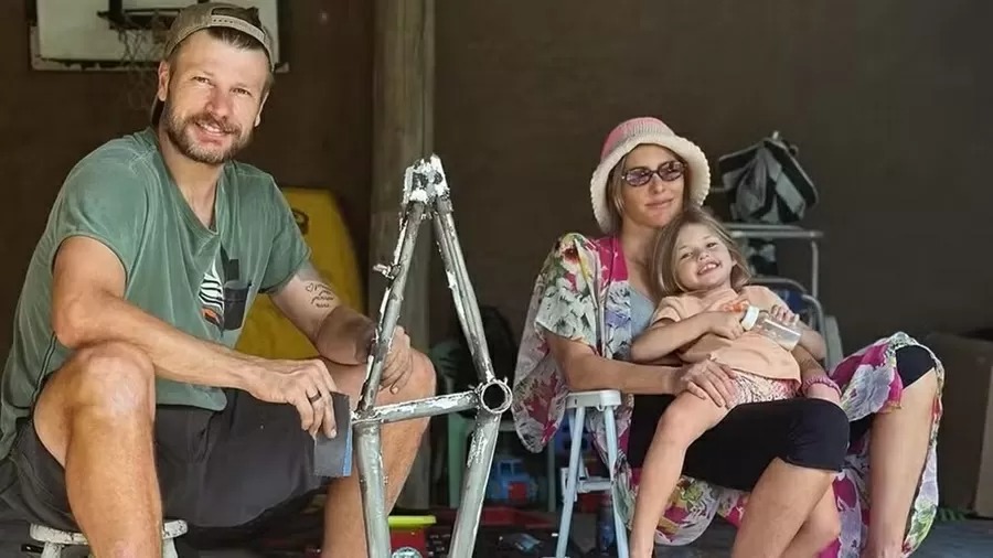 Rodrigo Hilbert constrói bicicleta para filha e web reage: 'gosta de nos humilhar'