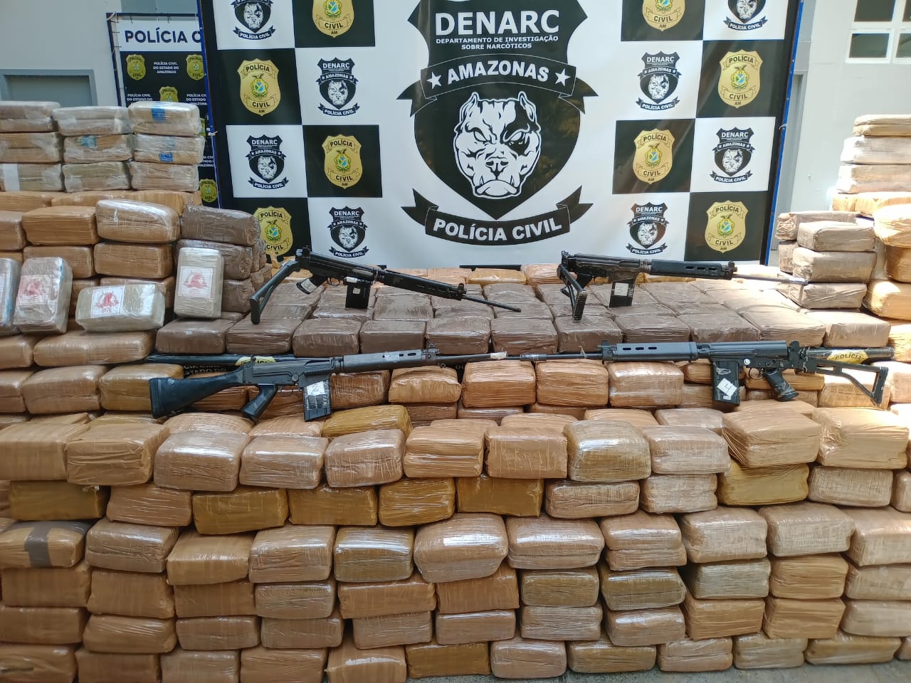 Operação apreende 1,5 tonelada de drogas e 4 fuzis de guerra em galpão no bairro de Flores 