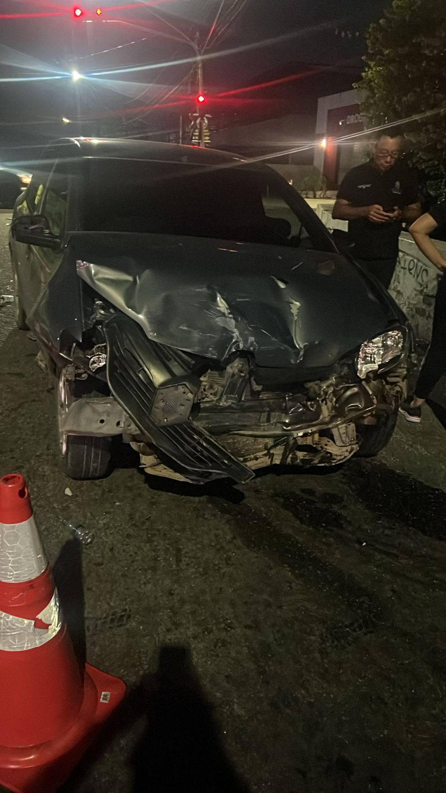 Motorista avança sinal e atinge viatura da SSP em acidente no Parque 10