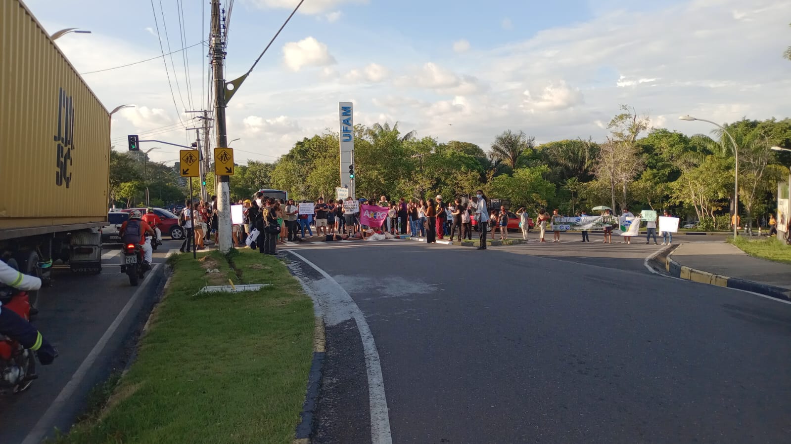 Estudantes e professores da Ufam protestam após Justiça suspender Sisu
