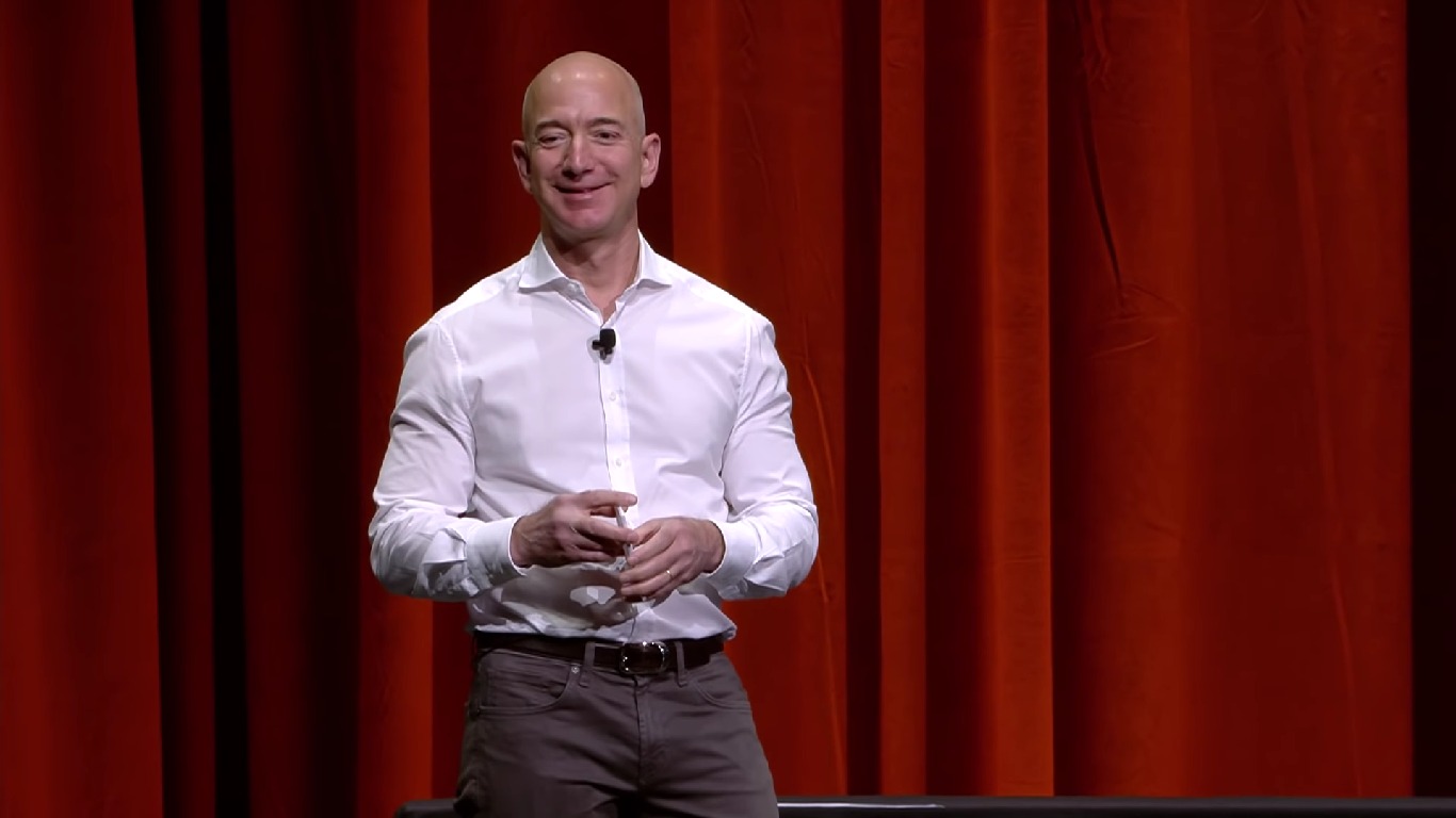 Jeff Bezos ultrapassa Elon Musk e volta ao topo da lista dos mais ricos do mundo