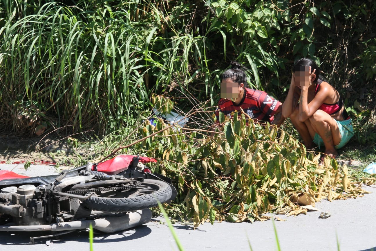 Mototaxista bate contra carreta e morre em acidente na Estrada do Puraquequara