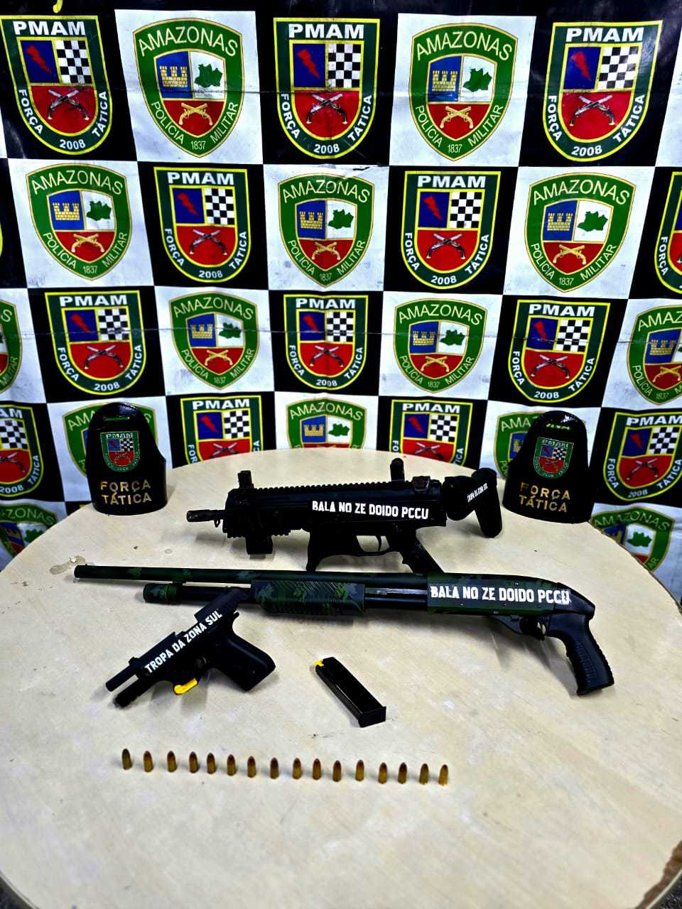 Armas com mensagens contra o PCC são apreendidas com dupla no Jorge Teixeira