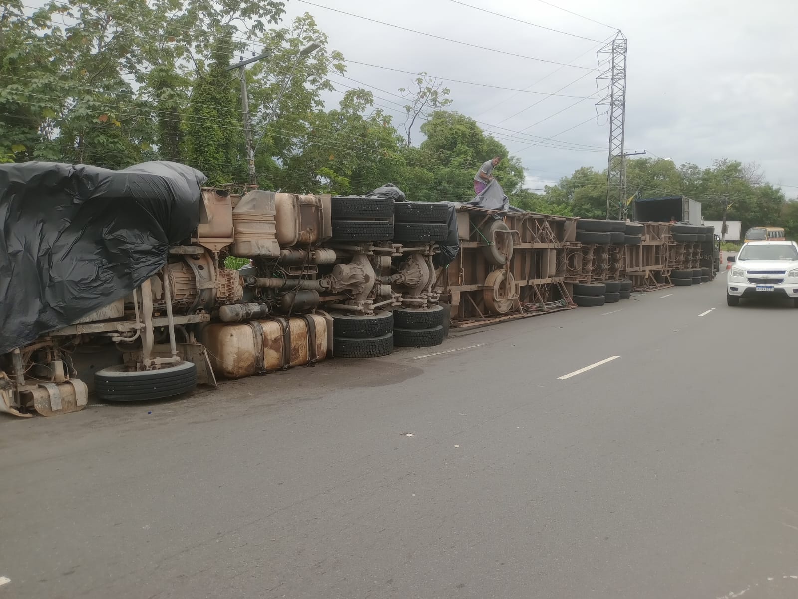 Carreta bitrem carregada com carga de MDF tomba na Avenida Buriti