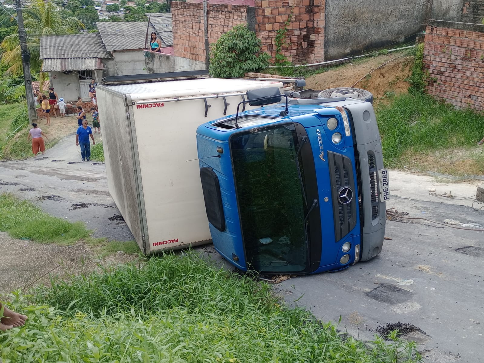 Caminhão tomba e outro atinge poste em acidente no Alfredo Nascimento; vídeo