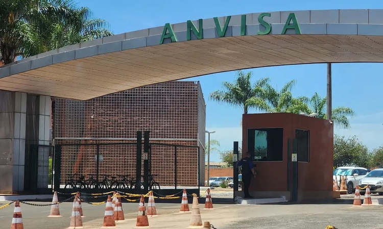 Anvisa volta a proibir venda de álcool líquido 70%