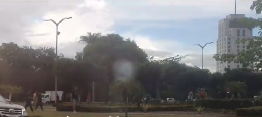 Populares depredam Bola das Letras após influencer dizer que escondeu R$ 1 mil no local 