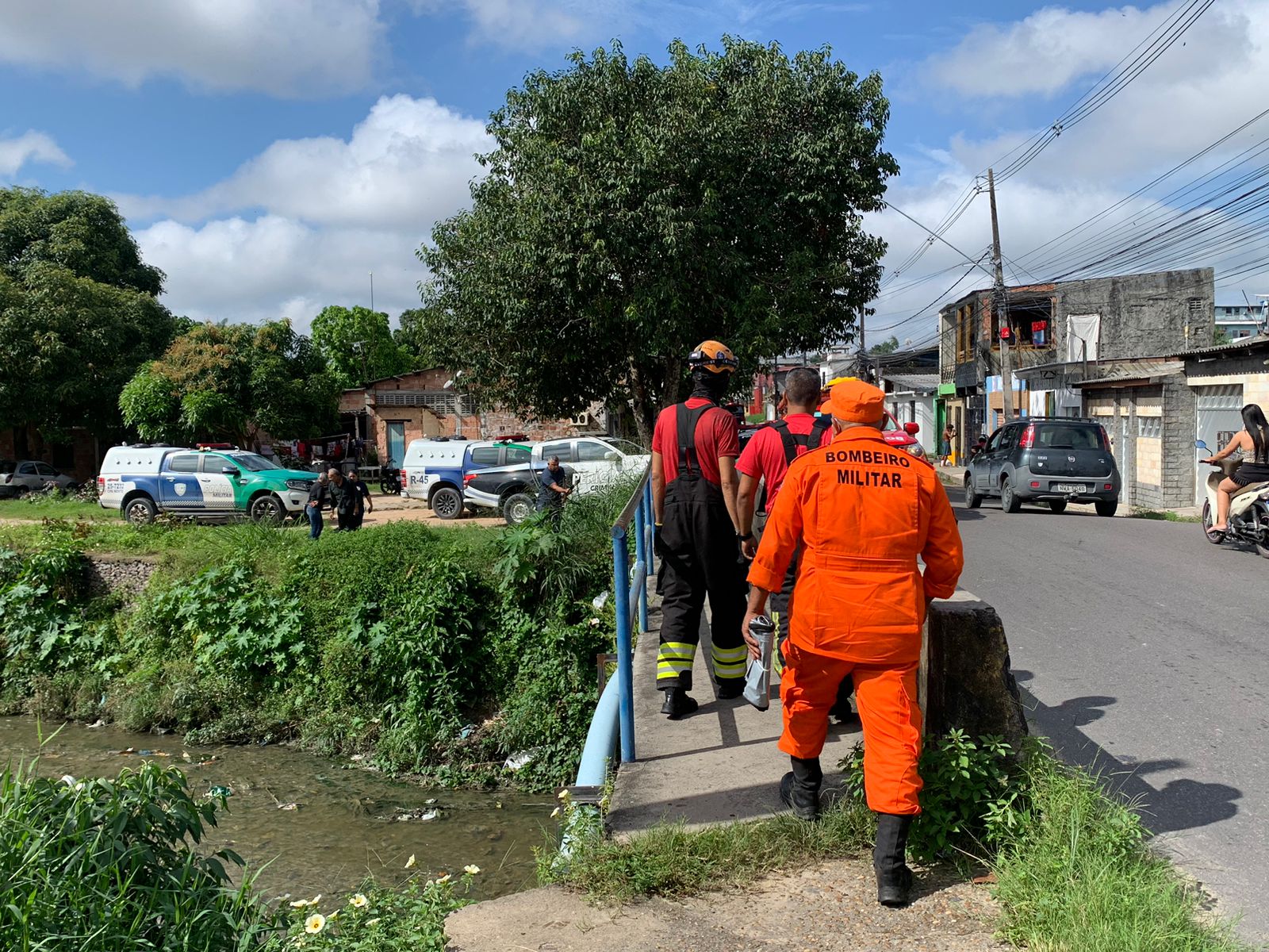 Corpo é encontrado boiando em igarapé debaixo de ponte no Novo Aleixo